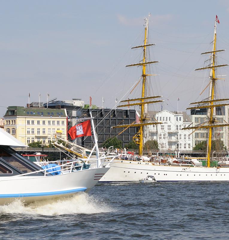 3650_1035 Schiff Hafenrundfahrt mit Hamburg Fahne; Segelschulschiff Gorch Fock. | Flaggen und Wappen in der Hansestadt Hamburg